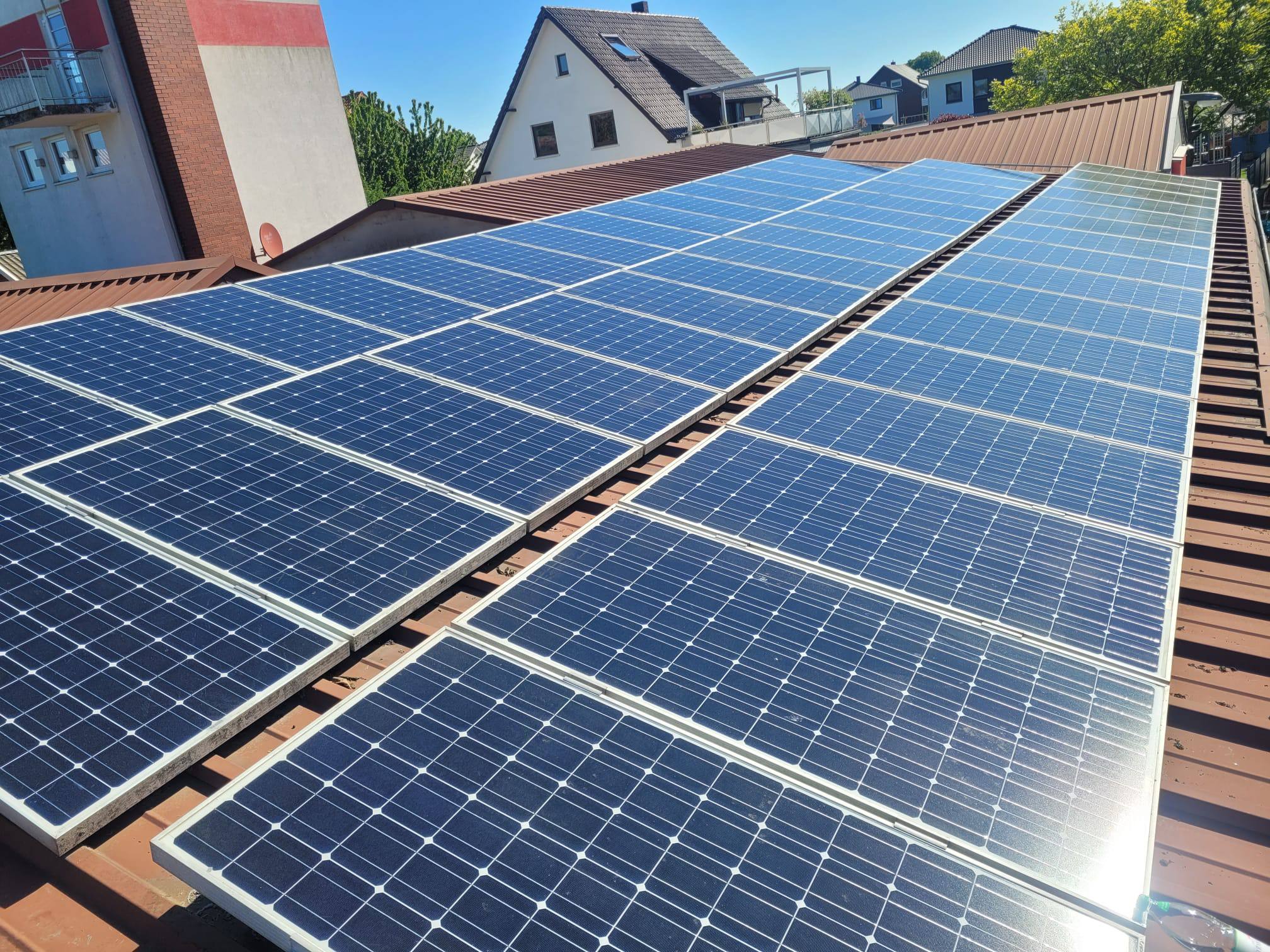 Saubere Photovoltaik-Module auf einem Hausdach